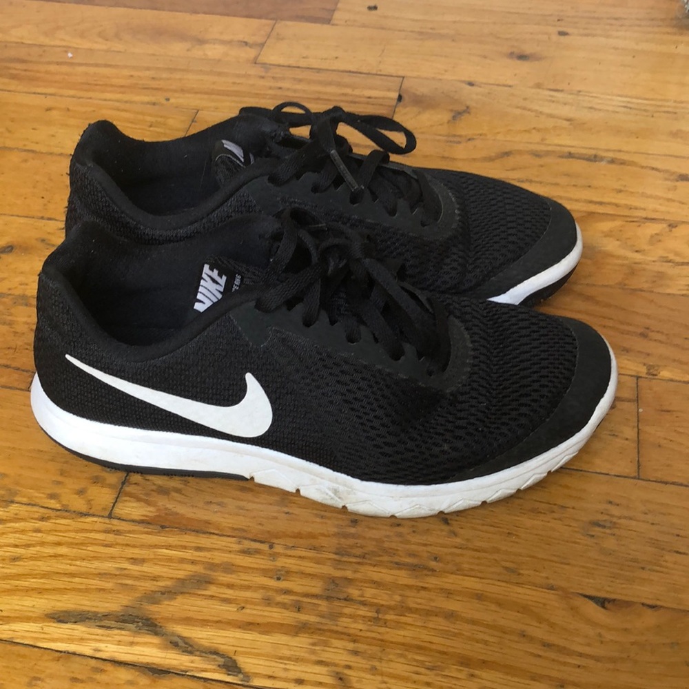 Black Nike’s, women’s size 6